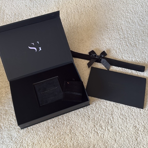 Stephanie Gottlieb ‘L’ Initial Stud Earring - Picture 3 of 4